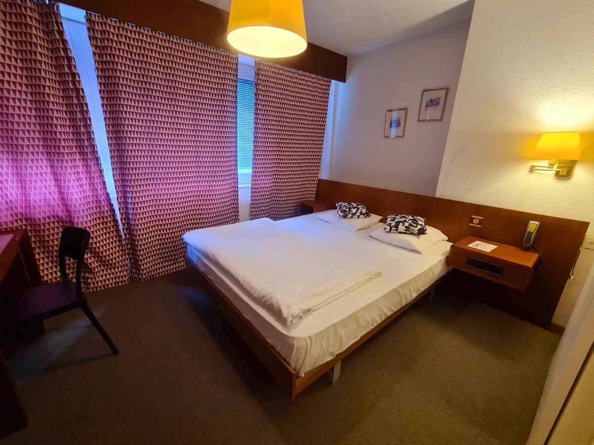 Hotel De La Poste Martigny - City Center ภายนอก รูปภาพ