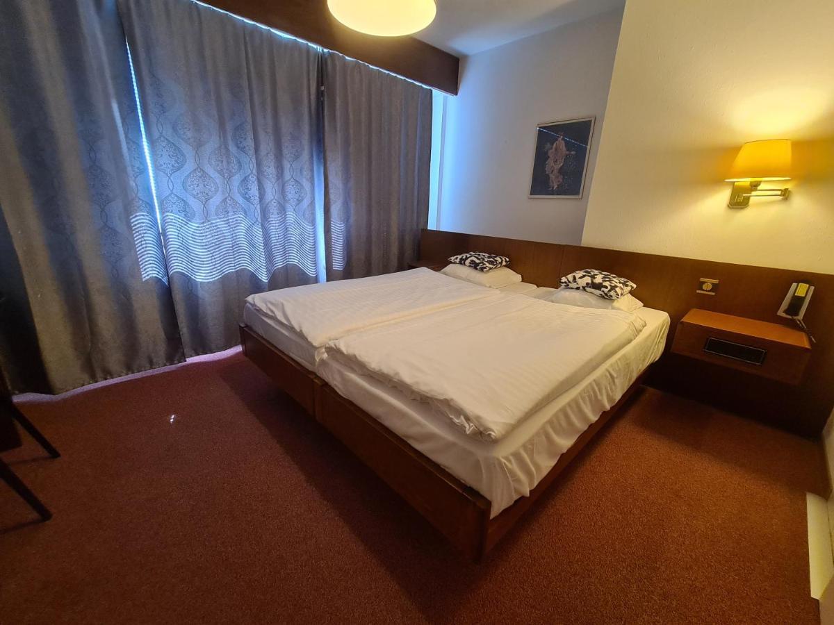 Hotel De La Poste Martigny - City Center ภายนอก รูปภาพ